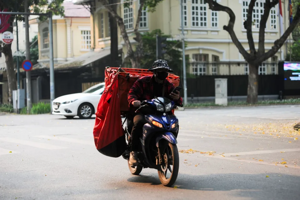 Tài xế kiểm tra xe trước chuyến